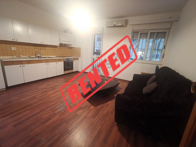 Apartament 1+1 me qira prane pallateve Shallvare ne Tirane.
Ndodhet ne katin e 2-te te nje pallati 